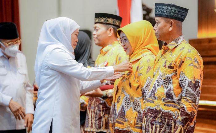 Gubernur Khofifah Sematkan Lencana Penghargaan untuk 526 Pendonor Sukarela 75 Kali Gubernur Khofifah Sematkan Lencana Penghargaan untuk 526 Pendonor Sukarela 75 Kali