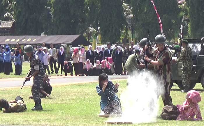 "Rakyat Perang Lawan Belanda dan Inggris" Usai Upacara HUT RI di Jombang "Rakyat Perang Lawan Belanda dan Inggris" Usai Upacara HUT RI di Jombang