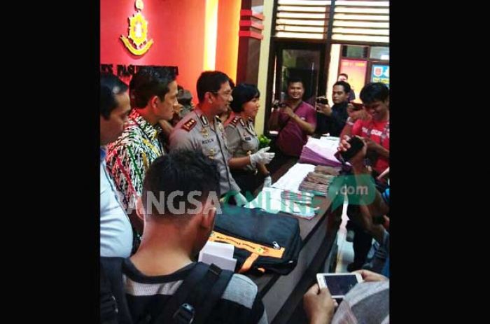 Pungli Prona, Empat Perangkat Desa Cukur Gondang Pasuruan Ditangkap Tim Saber Pungli Pungli Prona, Empat Perangkat Desa Cukur Gondang Pasuruan Ditangkap Tim Saber Pungli