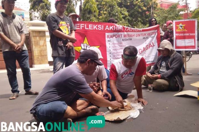 Awali Tahun 2019, DPRD Gresik Didemo Gepal Sambil Bawa Rapor Merah Pemkab Awali Tahun 2019, DPRD Gresik Didemo Gepal Sambil Bawa Rapor Merah Pemkab