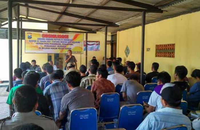 Puluhan Penambang Minyak Tradisional di Senori Ikuti Sosialisasi UU Minyak dan Gas Bumi Puluhan Penambang Minyak Tradisional di Senori Ikuti Sosialisasi UU Minyak dan Gas Bumi