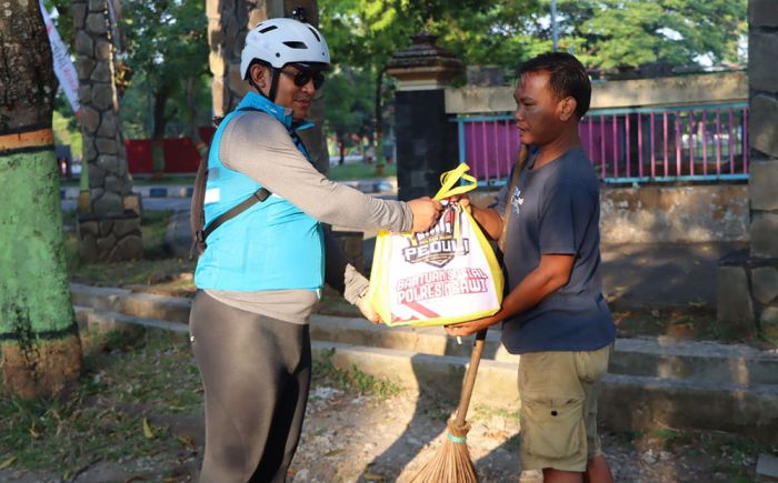 Sambil Gowes, Kapolres Ngawi Bagikan Bansos kepada Petugas Kebersihan