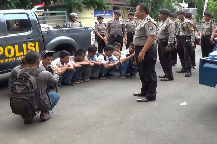 Menenggak Miras, 9 Siswa SMK di Lumajang Ditangkap Polisi Menenggak Miras, 9 Siswa SMK di Lumajang Ditangkap Polisi