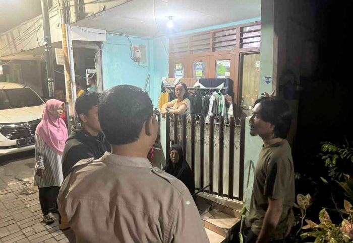 Ibu yang Tega Buang Bayi di Atap Rumah Ditangkap Polsek Tambaksari Ibu yang Tega Buang Bayi di Atap Rumah Ditangkap Polsek Tambaksari