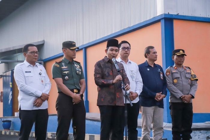 Bupati Jember Salurkan Bantuan Beras di Gudang Bulog Mangli untuk 213 Ribu Keluarga Bupati Jember Salurkan Bantuan Beras di Gudang Bulog Mangli untuk 213 Ribu Keluarga