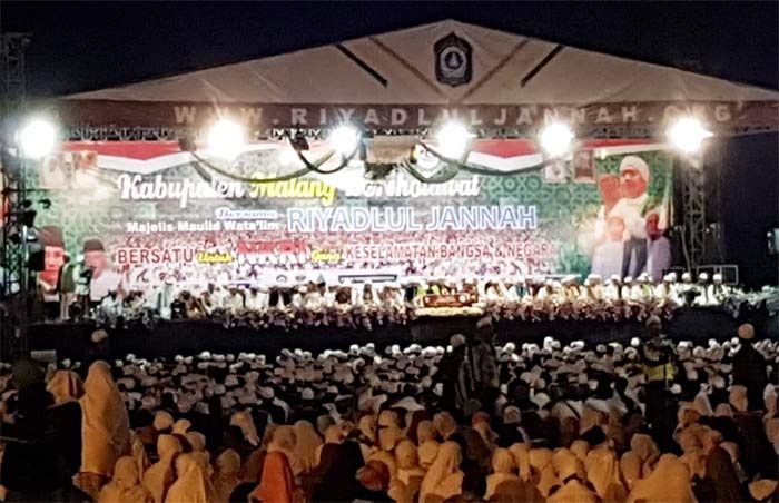 Puluhan Ribu Umat Hadiri “Bumi Arema Bersholawat, #2019 Tetap Bersaudara, Bersatu untuk NKRI” 