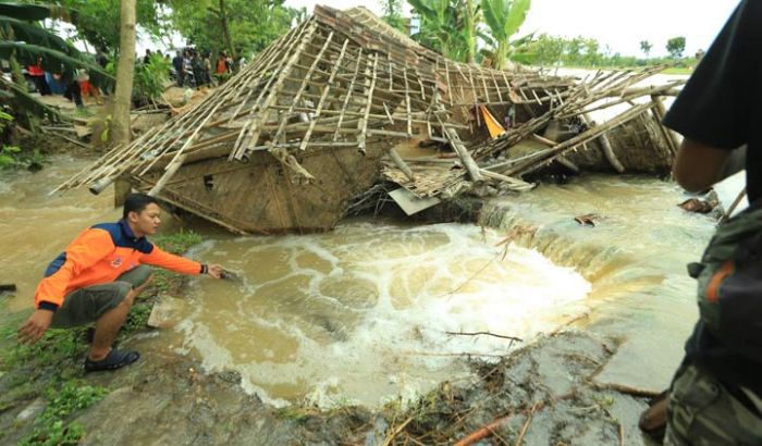 Diterjang Banjir, Rumah di Kapas Bojonegoro Ambruk