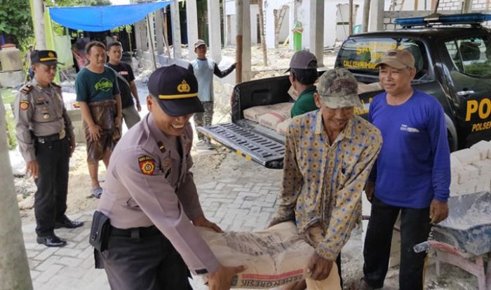 ​Dekatkan Diri dengan Masyarakat, Polres Bojonegoro Bantu Material Rehab Musala