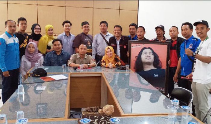 Konsultasi Persyaratan Jalur Independen, Puluhan Relawan Sukoiri Datangi Kantor KPU Gresik Konsultasi Persyaratan Jalur Independen, Puluhan Relawan Sukoiri Datangi Kantor KPU Gresik