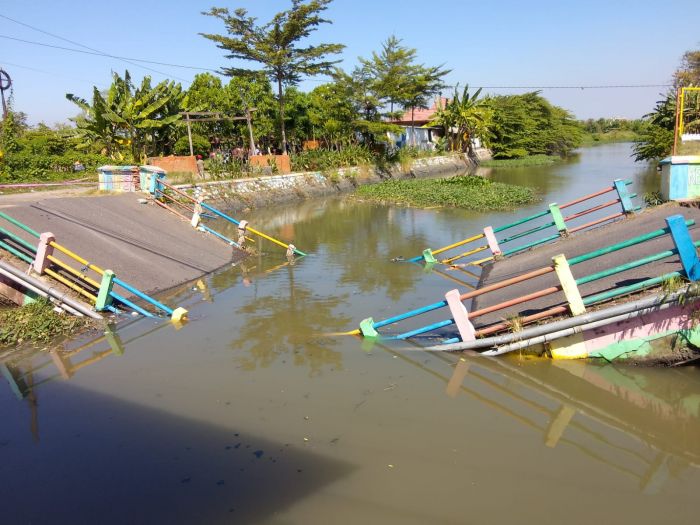 Jembatan Penghubung Kedungpeluk Ambruk, Kades: Kabarnya Sudah Dianggarkan Tapi Belum Digarap Jembatan Penghubung Kedungpeluk Ambruk, Kades: Kabarnya Sudah Dianggarkan Tapi Belum Digarap