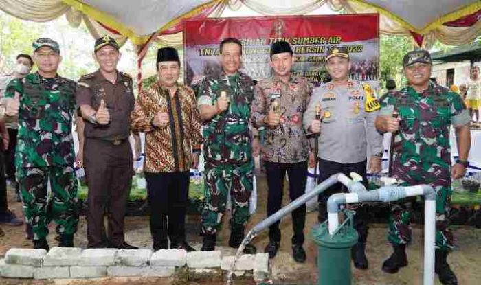 Danrem 084/BJ Tinjau Pelaksanaan TNI AD Manunggal Air Bersih di Sampang Danrem 084/BJ Tinjau Pelaksanaan TNI AD Manunggal Air Bersih di Sampang