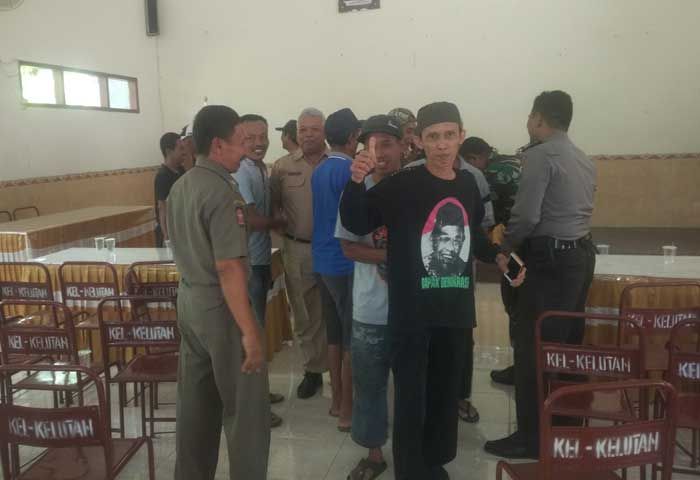 Warga Kelutan Tolak Pengadaan Tanah Makam oleh Yayasan Rodhlotul Jannah Warga Kelutan Tolak Pengadaan Tanah Makam oleh Yayasan Rodhlotul Jannah