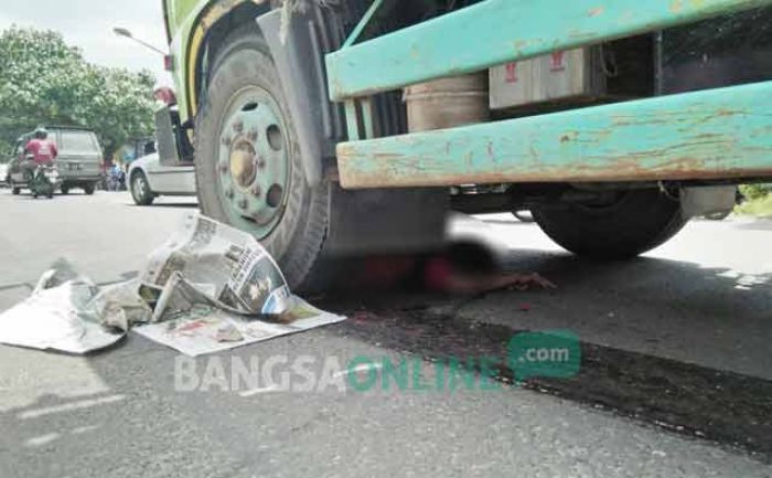 Kecelakaan di Jalan Cemara Blitar, Seorang Ibu Terlindas Truk Gandeng Saat Kejar Anak Kecelakaan di Jalan Cemara Blitar, Seorang Ibu Terlindas Truk Gandeng Saat Kejar Anak