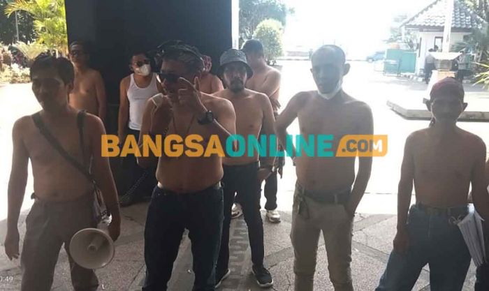 Tolak Pengesahan Perda RTRW, Aktivis Gabungan Gelar Aksi Lepas Baju di DPRD Kabupaten Pasuruan Tolak Pengesahan Perda RTRW, Aktivis Gabungan Gelar Aksi Lepas Baju di DPRD Kabupaten Pasuruan