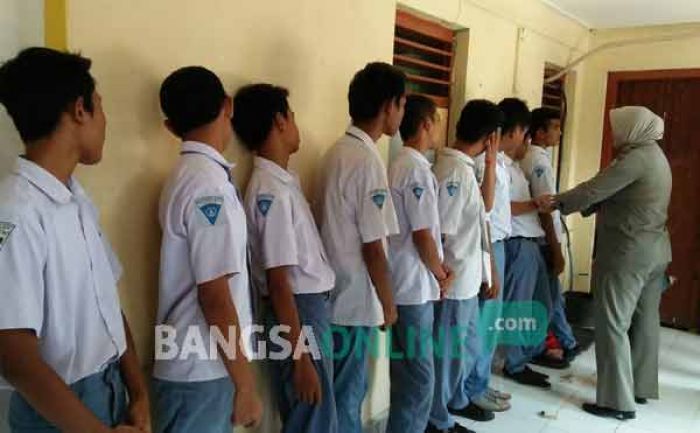 Puluhan Pelajar di Jombang Terjaring Razia, Nongkrong di Warung saat Jam Sekolah