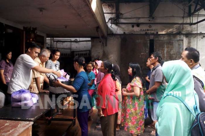 Pengusaha Non-Muslim di Jombang Bagikan Sembako Sedekah untuk Ratusan Umat Islam Pengusaha Non-Muslim di Jombang Bagikan Sembako Sedekah untuk Ratusan Umat Islam