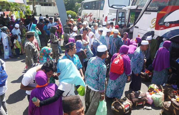 Ratusan Jamaah Haji Kloter 31 dan 32 Tiba di Situbondo Ratusan Jamaah Haji Kloter 31 dan 32 Tiba di Situbondo