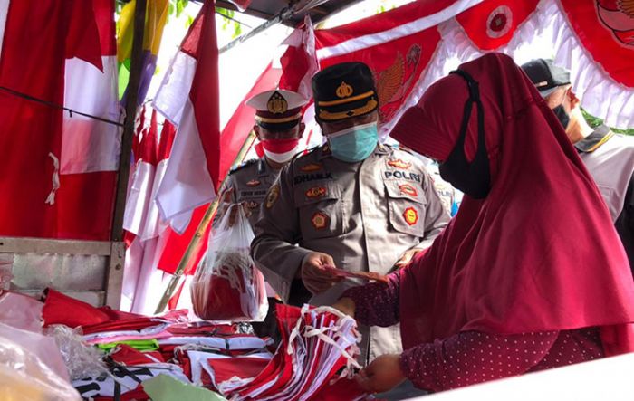 Polresta Banyuwangi Borong Bendera Merah Putih Milik Pedagang Musiman dan Bagikan ke Masyarakat