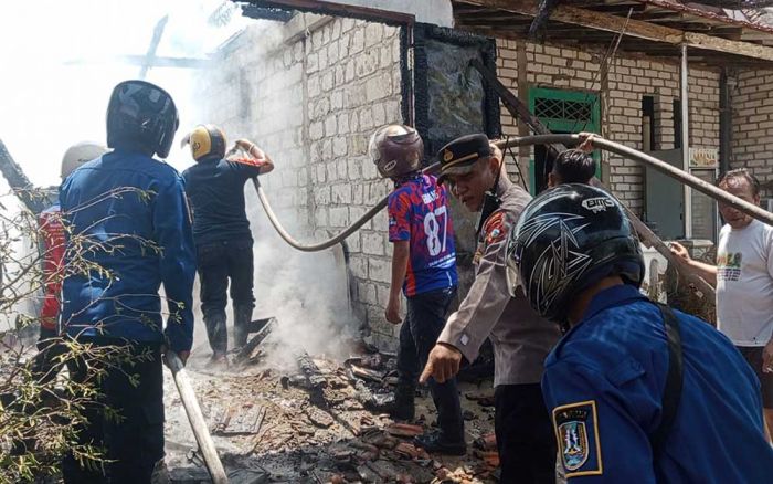 Rumah di Tuban Terbakar, 1 Unit Mobil dan Motor Ikut Hangus Rumah di Tuban Terbakar, 1 Unit Mobil dan Motor Ikut Hangus