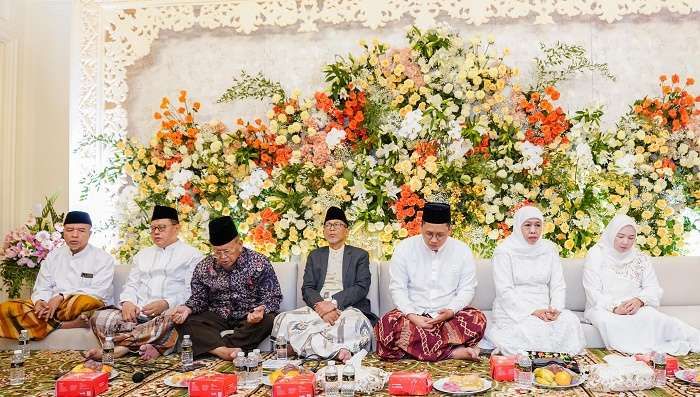 Pengajian Jelang Penikahan Putranya, Khofifah: Bismillah Semoga Lancar dan Jadi Keluarga Samawa Pengajian Jelang Penikahan Putranya, Khofifah: Bismillah Semoga Lancar dan Jadi Keluarga Samawa