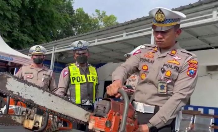 Satlantas Polres Pasuruan Siagakan Gergaji Mesin di 7 Pos Lantas, Hadapi Cuaca Ekstrem