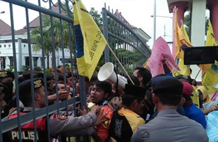 Demo Tolak UU MD3 Ricuh, Massa Paksa Masuk Gedung DPRD Blitar Demo Tolak UU MD3 Ricuh, Massa Paksa Masuk Gedung DPRD Blitar