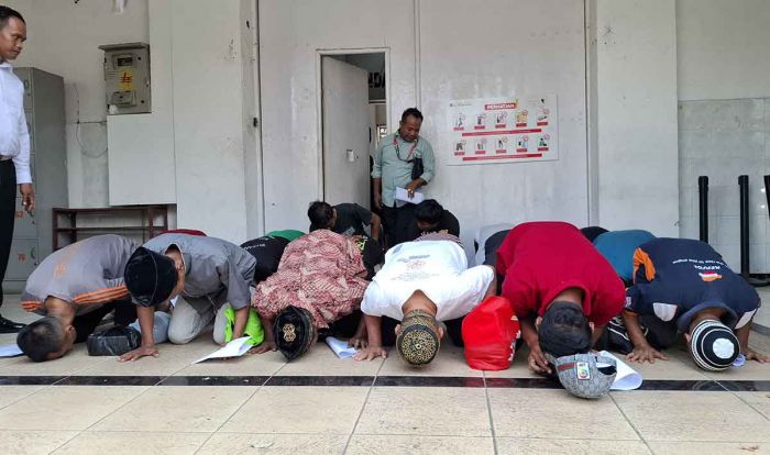 19 WBP Lapas Kediri Langsung Bebas Usai Terima Remisi HUT ke-80 RI 19 WBP Lapas Kediri Langsung Bebas Usai Terima Remisi HUT ke-80 RI