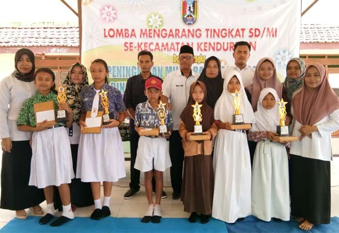 Wartawan BANGSAONLINE.com Jadi Juri Lomba Mengarang Tingkat SD dan MI di Kenduruan Wartawan BANGSAONLINE.com Jadi Juri Lomba Mengarang Tingkat SD dan MI di Kenduruan