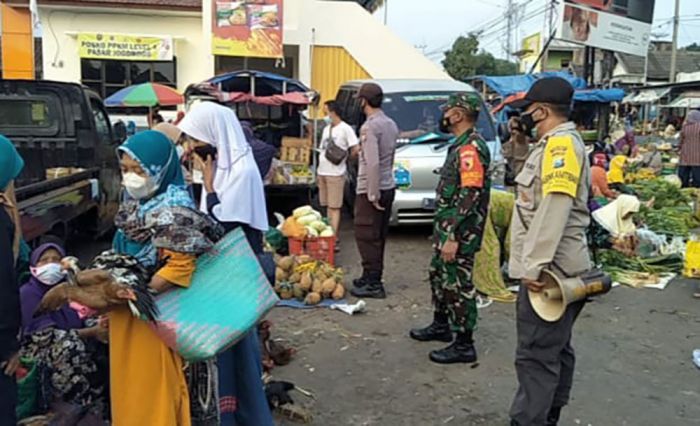 Anggota Koramil Jogorogo Keliling di Pusat Keramaian Imbau Masyarakat Patuhi Prokes