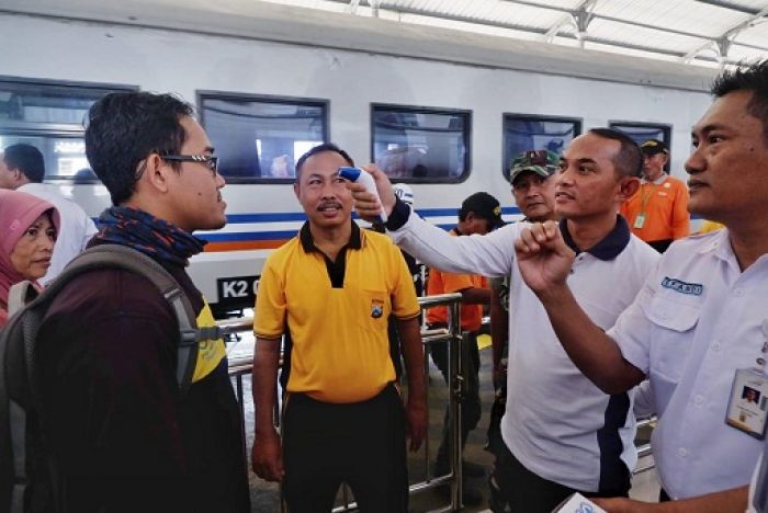 Kapolres Kediri Kota Ikut Periksa Suhu Tubuh Penumpang KA di Stasiun Kediri Kapolres Kediri Kota Ikut Periksa Suhu Tubuh Penumpang KA di Stasiun Kediri