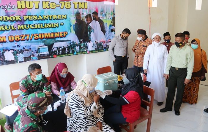 Dandim dan Pimpinan Ponpes Nurul Muchlisin Sumenep Beri Edukasi Vaksinasi di Depan Santri Dandim dan Pimpinan Ponpes Nurul Muchlisin Sumenep Beri Edukasi Vaksinasi di Depan Santri