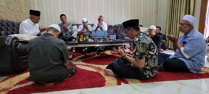 Sekolah Islam Integrasi Hira Malaysia Kunjungi Amanatul Ummah, Kiai Asep Doakan dengan Khusu Sekolah Islam Integrasi Hira Malaysia Kunjungi Amanatul Ummah, Kiai Asep Doakan dengan Khusu