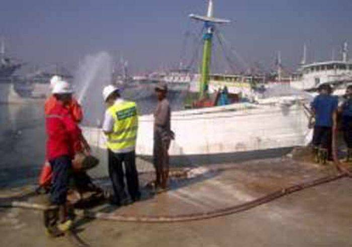 Kapal di Gresik Terbakar, 1 ABK Hilang, 1 Luka Bakar Kapal di Gresik Terbakar, 1 ABK Hilang, 1 Luka Bakar