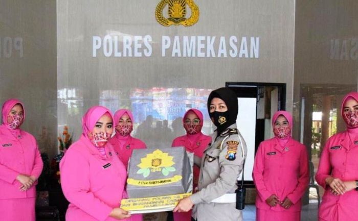Peringati HUT ke-72, Ketua Bhayangkari Berharap Polwan Polres Pamekasan Terus Berdedikasi Peringati HUT ke-72, Ketua Bhayangkari Berharap Polwan Polres Pamekasan Terus Berdedikasi