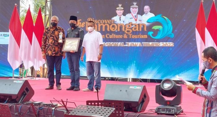 Giat Berdayakan Emak-Emak, Gus Mufa Raih Penghargaan PWI Jatim Giat Berdayakan Emak-Emak, Gus Mufa Raih Penghargaan PWI Jatim