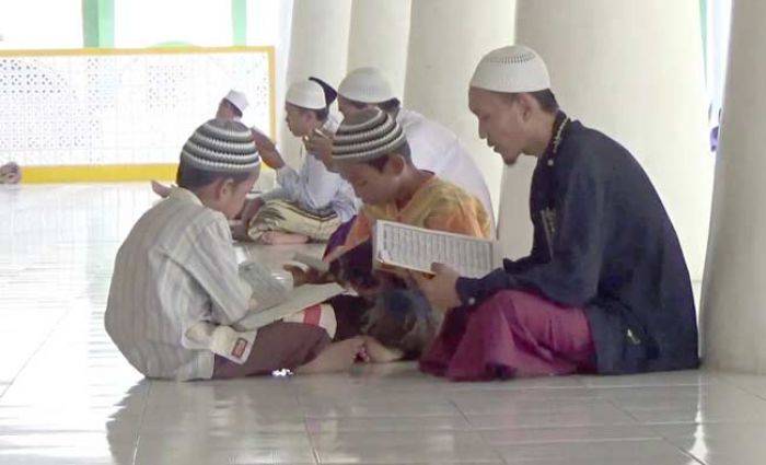 Hari Pertama Puasa, Masjid Jamik Sumenep Dipenuhi Orang Iktikaf Hari Pertama Puasa, Masjid Jamik Sumenep Dipenuhi Orang Iktikaf