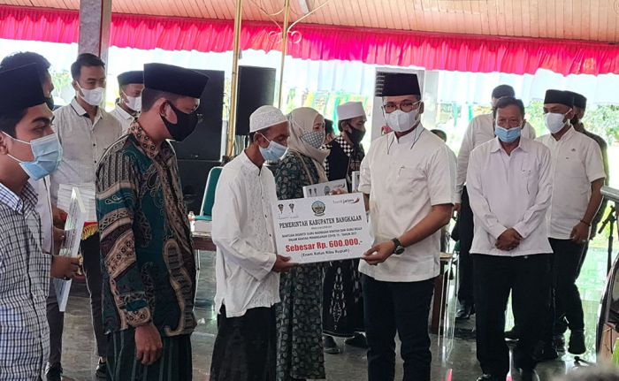 Bupati Bangkalan Cairkan Insentif 9.312 Guru Madin dan Guru Ngaji Untuk Bulan April-Juni Bupati Bangkalan Cairkan Insentif 9.312 Guru Madin dan Guru Ngaji Untuk Bulan April-Juni