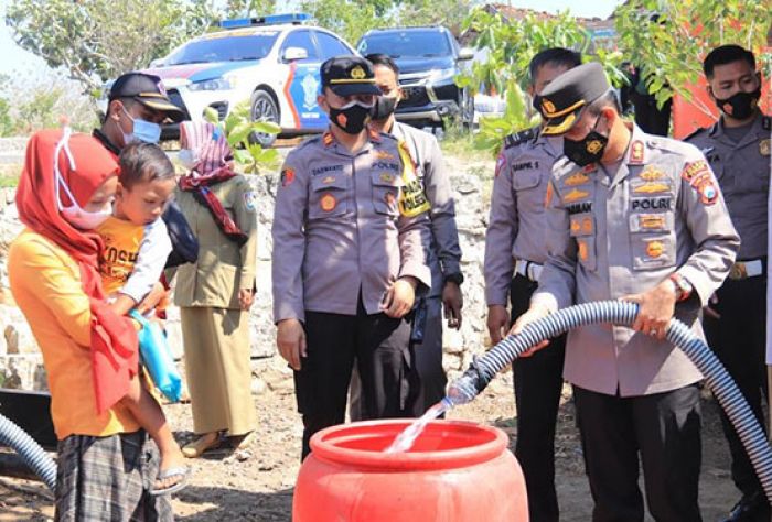 Polres Tuban Dropping 40 Ribu Liter Air Bersih untuk Warga Terdampak Kekeringan