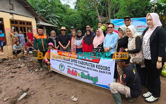 DPRD Kabupaten Kediri Salurkan Bantuan Paket Sembako dan Sejumlah Peralatan Masak ke Korban Banjir DPRD Kabupaten Kediri Salurkan Bantuan Paket Sembako dan Sejumlah Peralatan Masak ke Korban Banjir