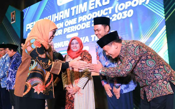 Gubernur Khofifah Kukuhkan Tim Penguatan dan Pengembangan Eko-Tren OPOP Jatim Gubernur Khofifah Kukuhkan Tim Penguatan dan Pengembangan Eko-Tren OPOP Jatim