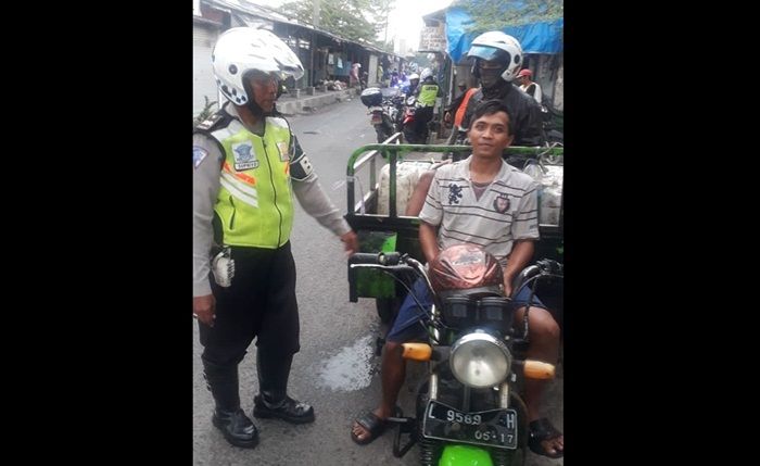 Tingkatkan Kesadaran Berlalu Lintas, Satlantas Polresta Sidoarjo Gencar Menilang Warga Tingkatkan Kesadaran Berlalu Lintas, Satlantas Polresta Sidoarjo Gencar Menilang Warga