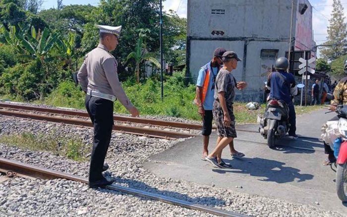 Terobos Palang Pintu Perlintasan, Pemotor di Lamongan Tertabrak Kereta Api Anjasmoro Terobos Palang Pintu Perlintasan, Pemotor di Lamongan Tertabrak Kereta Api Anjasmoro