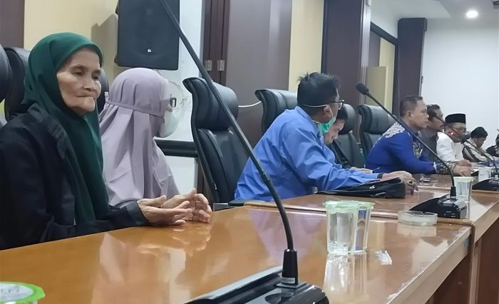 Emak-Emak Pedagang Pasar Gondanglegi Wadul Dewan, Bawa Serta 2 Nenek-Nenek Emak-Emak Pedagang Pasar Gondanglegi Wadul Dewan, Bawa Serta 2 Nenek-Nenek
