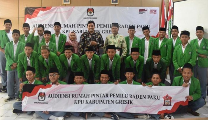 KPU Gresik Kenalkan Siswa MA Mambaus Sholihin Rumah Pintar Pemilu