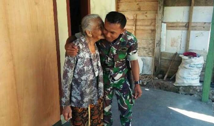 Sertu Aguk Dapat Ciuman dari Mbah Timirah yang Dibuatkan Rumah Layak Huni Sertu Aguk Dapat Ciuman dari Mbah Timirah yang Dibuatkan Rumah Layak Huni