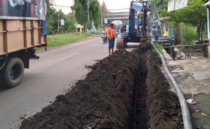 Sebabkan Kecelakaan, Proyek Penananaman Pipa SPAM Offtake Beji Dikeluhkan Warga Sebabkan Kecelakaan, Proyek Penananaman Pipa SPAM Offtake Beji Dikeluhkan Warga