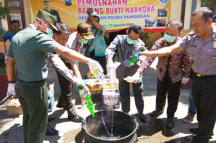 Ribuan BB Narkoba dan Miras Dimusnahkan Polres Bersama Forpimda Pamekasan Ribuan BB Narkoba dan Miras Dimusnahkan Polres Bersama Forpimda Pamekasan