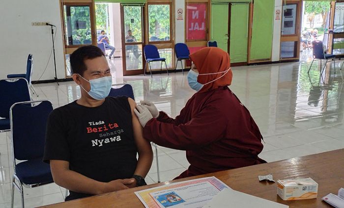 Puluhan Wartawan di Tuban Jalani Vaksinasi, Jubir Satgas Covid-19: Mereka Rentan dan Berisiko Tinggi