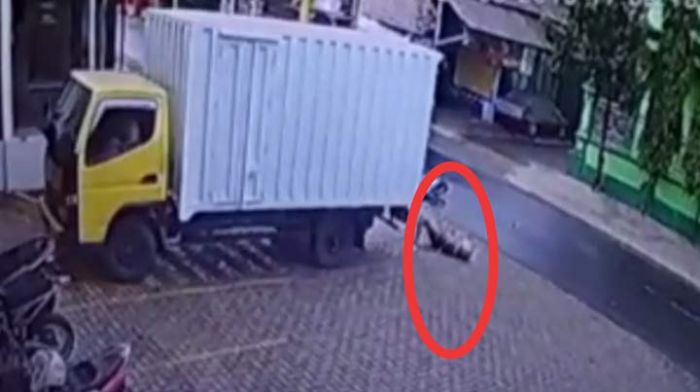 Tabrak Mobil Box Hingga Sempat Terlindas, Pelajar di Blitar Selamat Tabrak Mobil Box Hingga Sempat Terlindas, Pelajar di Blitar Selamat