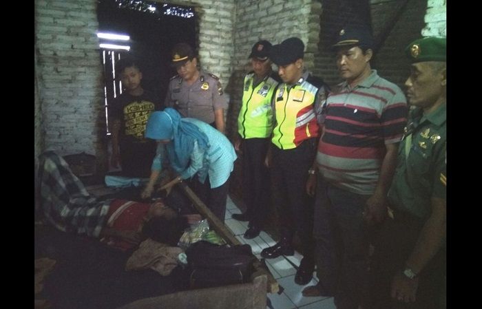 Kurus Kering dan Tergolek Lemah, Polsek Bangilan Tuban Bawa Warganya ke Puskesmas Kurus Kering dan Tergolek Lemah, Polsek Bangilan Tuban Bawa Warganya ke Puskesmas